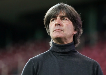 “Futbolli më mbush me kënaqësi”, Low gati të rikthehet: Po pres oferta