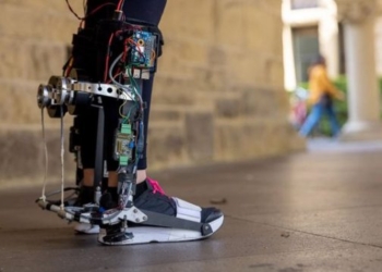 Ekzoskeleti robotik që ndihmon njerëzit për të ecur