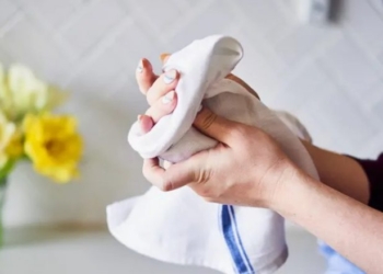 Teknikë e thjeshtë me peshqir kundër stresit, nervozes dhe për largimin e së kaluarës