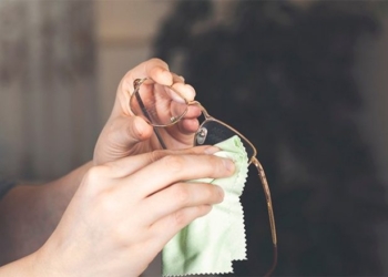 Truk i pabesueshëm me një artikull: Lustroni xhamat e gërvishtur të syzeve