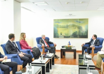 Kurti takohet me Bordin e Fondit Kosovar Amerikan të Edukimit