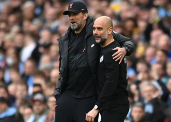 Klopp dhe Guardiola të pakënaqur me gjyqtarin e takimit