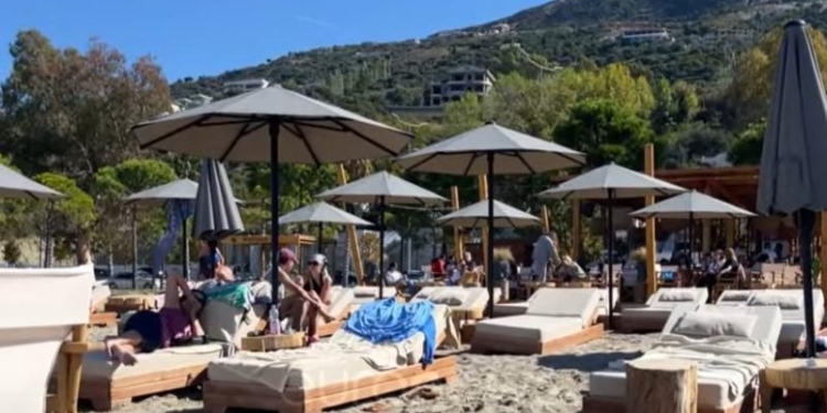 Në Vlorë ka ende turistë, pushuesit nga Polonia, Italia, Zvicra e Kosova