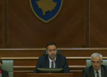 Kryeparlamentari i kthehet Kuvendit pas lëndimit