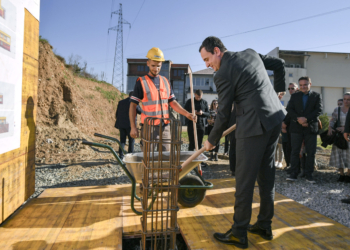 Kurti vë dy gurthemele në Gjakovë, një për shkollë e një për çerdhe