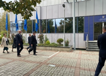 Lajçak arrin në Qeverinë e Kosovës