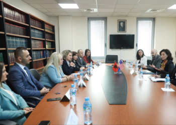 Ambasadorja Kim inkurajon gjyqtarët kundër korrupsionit “të rezistojnë”