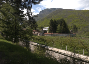 Klerikët e Manastirit të Deçanit nuk e pranojnë në takim Kurtin