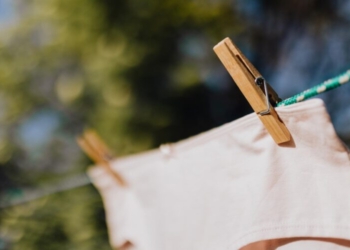 Përfitimet kryesore të tharjes së rrobave në diell