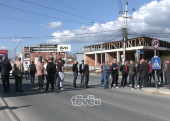 Banorët e lagjes “Shote Galica” në Vushtrri protestojnë në rrugë