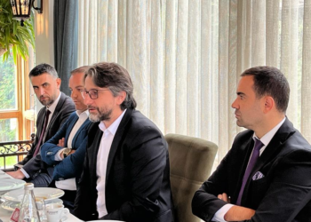 Rama diskuton me anëtarët e Odës Amerikane lidhur me zhvillimin e qytetit