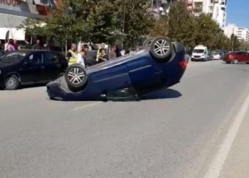 Aksident në Vlorë, makina kthehet përmbys 