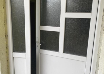 Persona të panjohur vjedhin derën e plastikës në Gjakovë