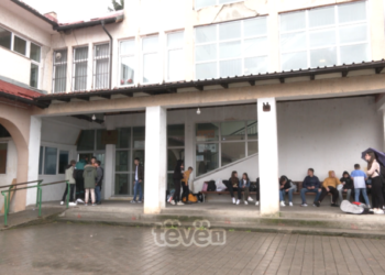 Pas grevës një muajshe, nxënësit u kthehen shkollave