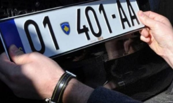 Petkoviq deklaron se serbët nuk i duan targat RKS, thotë se u ndërruan 2 nga 9 mijë