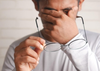 10 Pijet që mund t’ju ndihmojnë për të lehtësuar migrenën