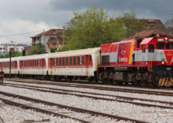 Aksident mes trenit dhe një veture në Drenas