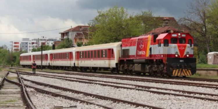 Aksident mes trenit dhe një veture në Drenas