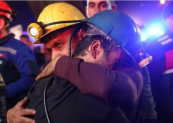 Vdesin 28 persona në Turqi, të tjerë kërkohen nën gërmadha