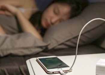 Paralajmërimi për përdoruesit e iPhone: Mos e lini kurrë telefonin në karikim gjatë natës!