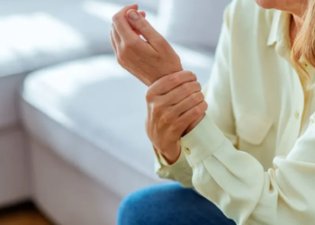 Cila dorë dhemb kur keni sulm në zemër?