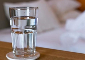 Pse mungesa e ujit nxit shtimin në peshë, sa duhet të pini