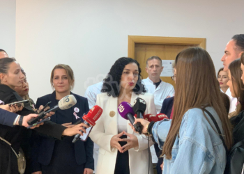 Presidenca dhuron proteza të gjirit në “muajin rozë”