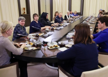 Këshilli për nënat: Gratë që u takuan me Putinin u përzgjodhën nga Kremlini