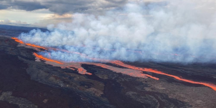 Shpërthen vullkani në ishullin më të madh në botë pas afro 40 vjetëve
