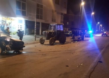 Tre persona lëndohen në një aksident mes dy veturave dhe një traktori