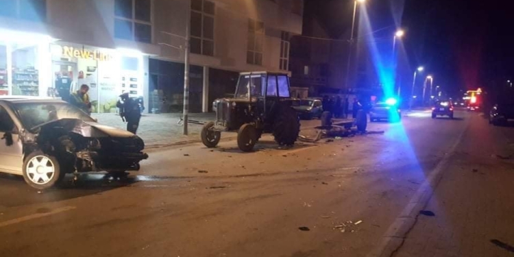 Tre persona lëndohen në një aksident mes dy veturave dhe një traktori