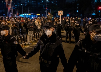 Kinë, Policia shtyp protestat kundër masave Covid-19