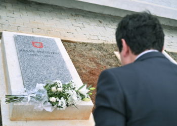 Kurti bëri homazhe te varri i patriotit e veprimtarit, Hasan Prishtina