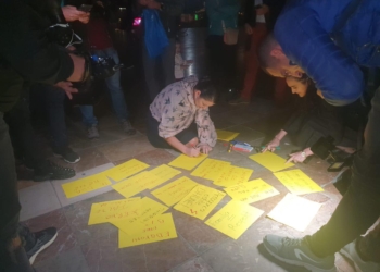 Qytetarët në Tiranë solidarizohen me të moshuarën që u rrah në Shtëpinë e Pleqëve