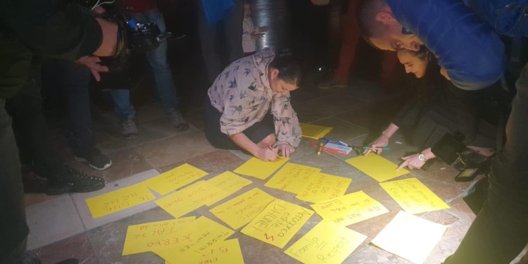 Qytetarët në Tiranë solidarizohen me të moshuarën që u rrah në Shtëpinë e Pleqëve