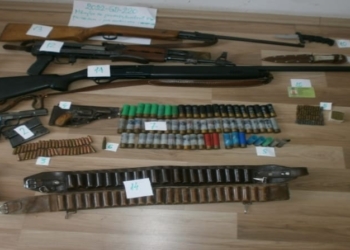 I gjenden pesë armë dhe municion në shtëpi, arrestohet 49 vjeçari
