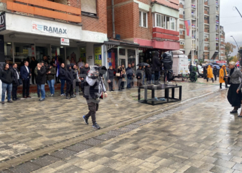 Serbët fillojnë të mblidhen për protestën në veri të Mitrovicës