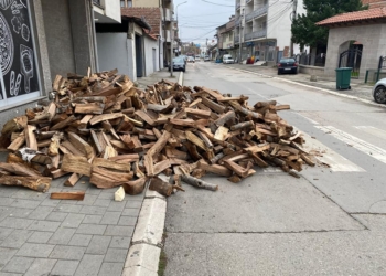 Gjobitet 300 euro gjakovari që la drunjët në trotuar