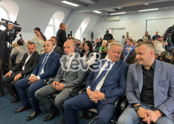 Paralajmërimi për dalje nga institucionet e Kosovës, mblidhen përfaqësuesit e Listës Serbe