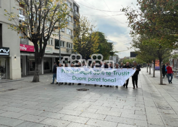 Numër i vogël i qytetarëve në marshin për tërheqjen e mjeteve nga Trusti