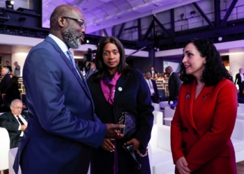 Osmani publikon fotografi nga Parisi duke bashkëbiseduar me liderë botëror