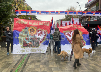 Serbët fillojnë të mblidhen për protestën në veri të Mitrovicës