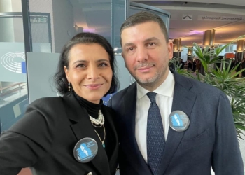 Krasniqi takohet me eurodeputeten suedeze që preu flokët në mbështetje të grave në Iran