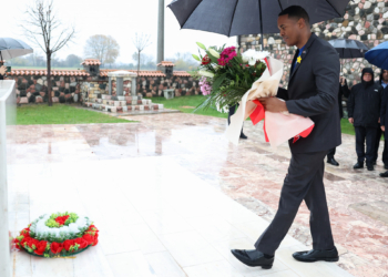 Kongresmeni amerikan dhe Vasfije Krasniqi bëjnë homazhe në Gllogjan