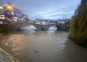 Të reshurat vështirësojnë qarkullimin në disa vendbanime në Klinë