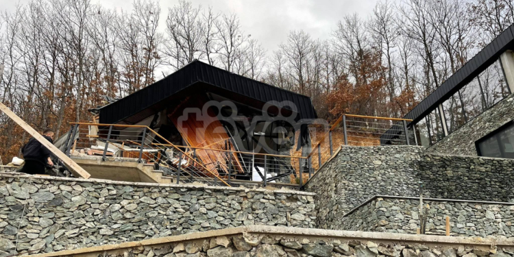 Rrënohet villa te Liqeni i Batllavës, pronari thotë se brenda e kishte djalin e sëmurë me epilepsi