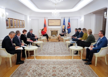 Osmani e Xhaçka flasin për koordinim me qëllim forcimin e subjektivitetit ndërkombëtar të Kosovës