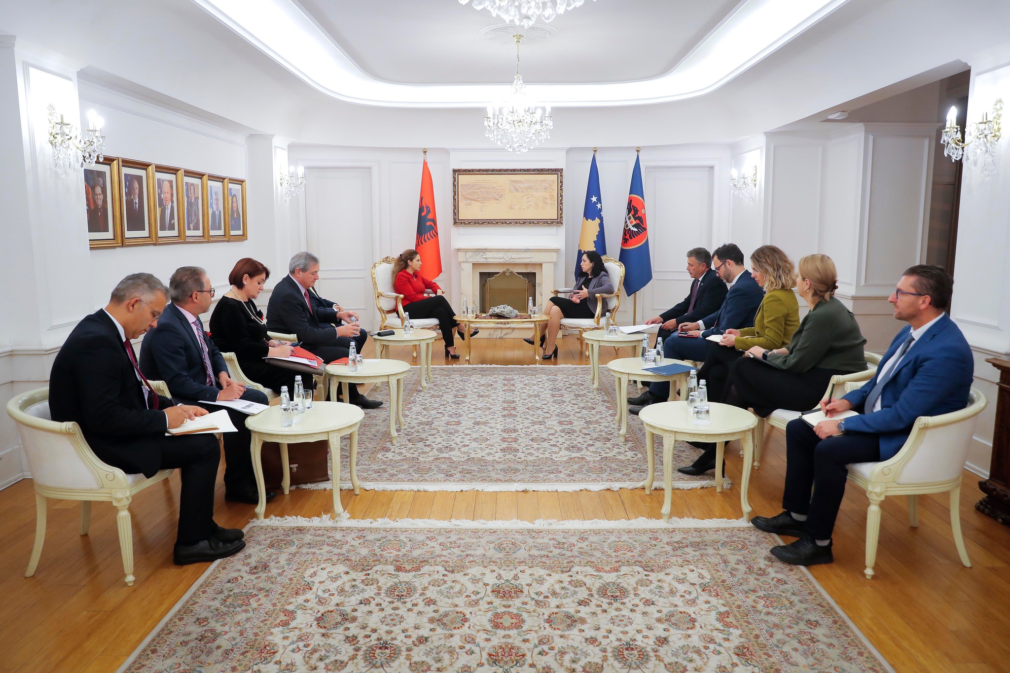 Osmani e Xhaçka flasin për koordinim me qëllim forcimin e subjektivitetit ndërkombëtar të Kosovës