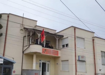 Pavarësisht ndalimit me ligj nga Serbia, Mustafi valëvit flamurin kuq e zi në Preshevë