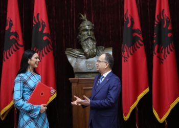 Lipa thotë se ndihet krenare pasi mori shtetësinë e Shqipërisë
